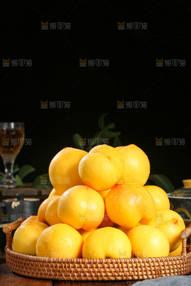 深底上的黄油桃