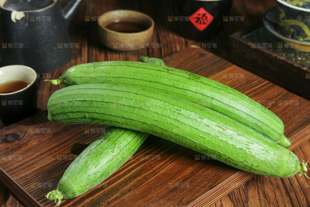 木底上的长丝瓜