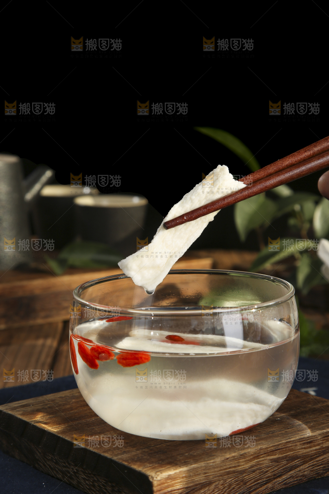 木底上的山药干片