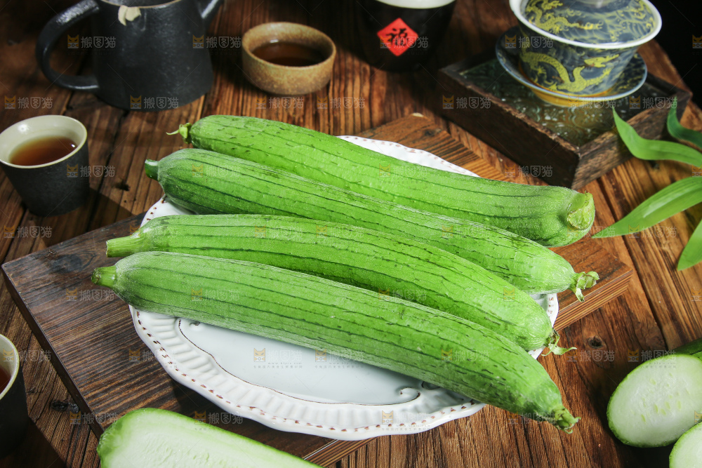 木底上的长丝瓜