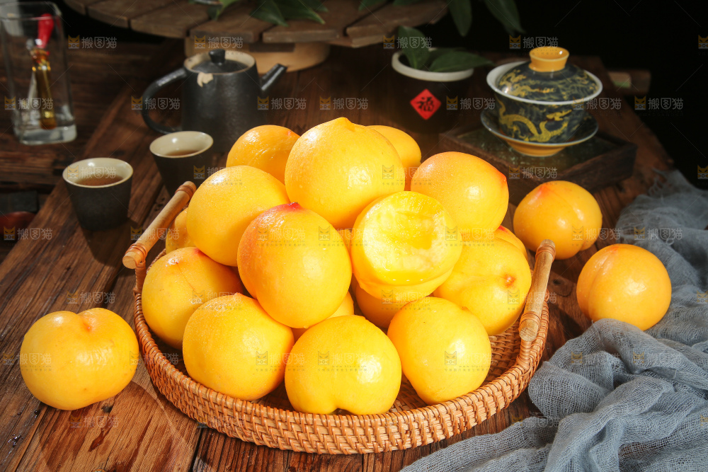 深底上的黄油桃