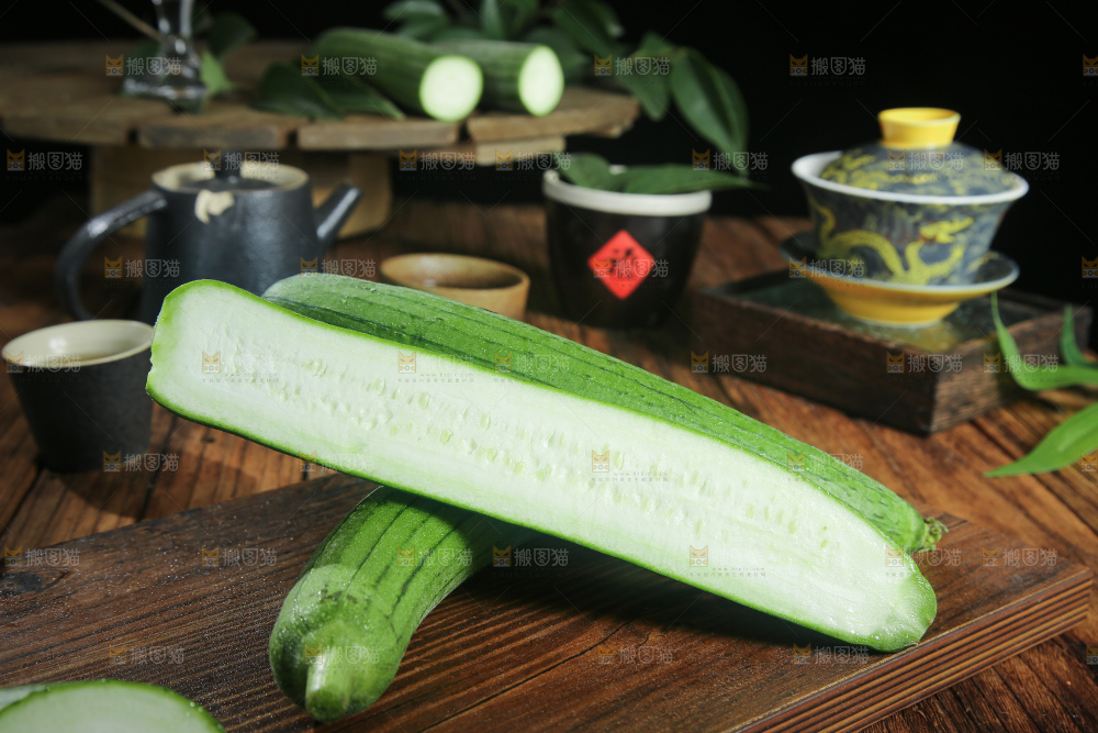 木底上的长丝瓜