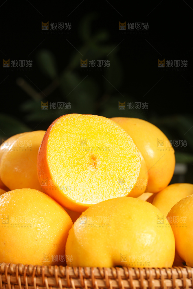 深底上的黄油桃
