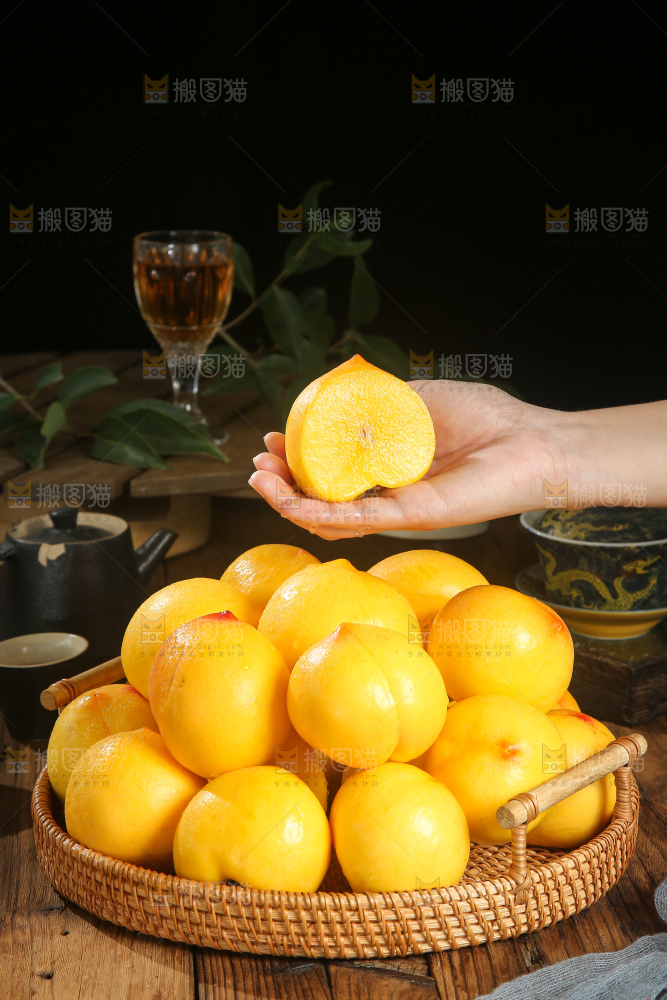 深底上的黄油桃