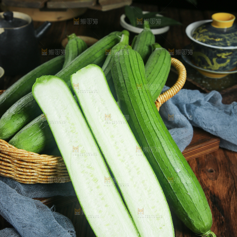 木底上的长丝瓜