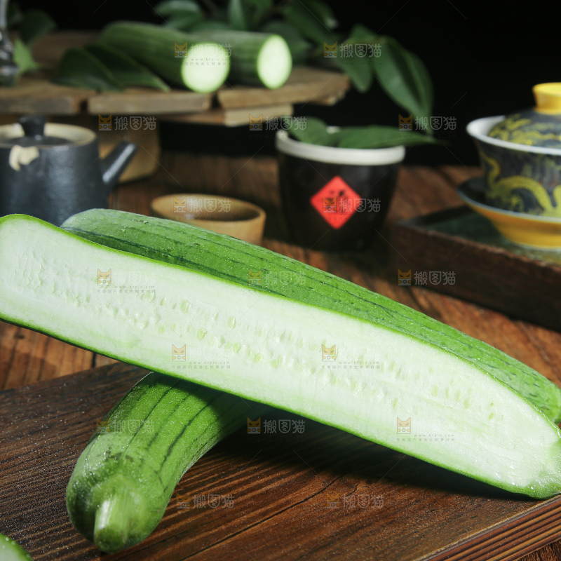 木底上的长丝瓜