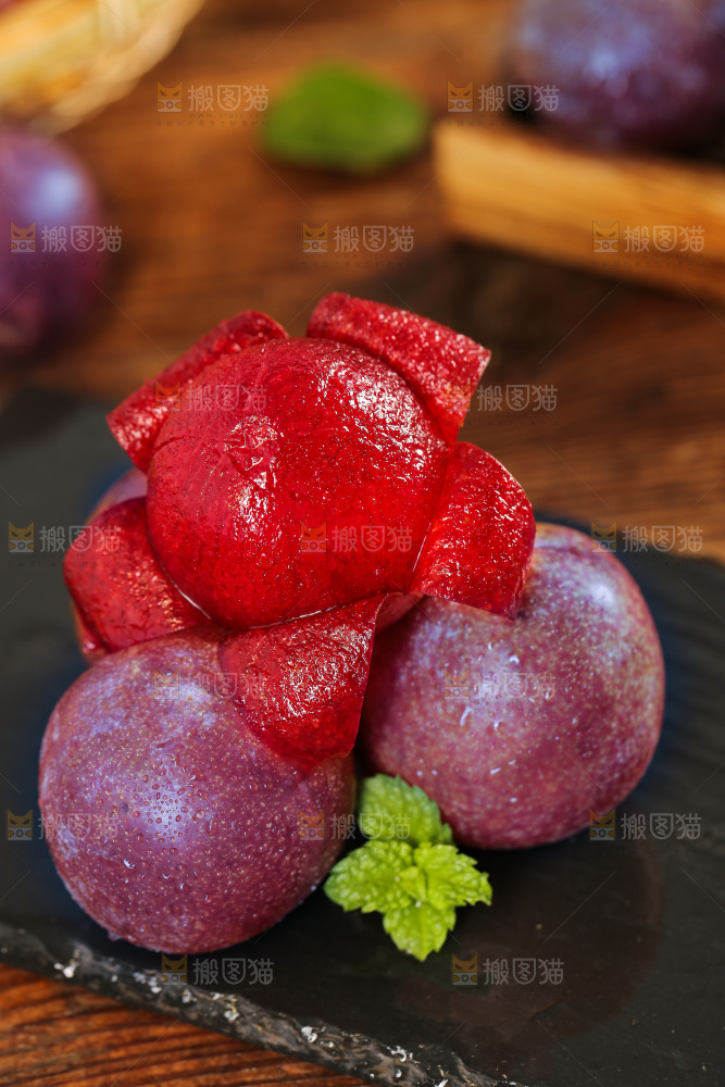 木底上的红肉三华李