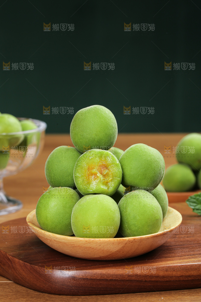木底上的新鲜青梅