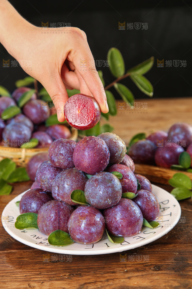 木底上的红肉三华李