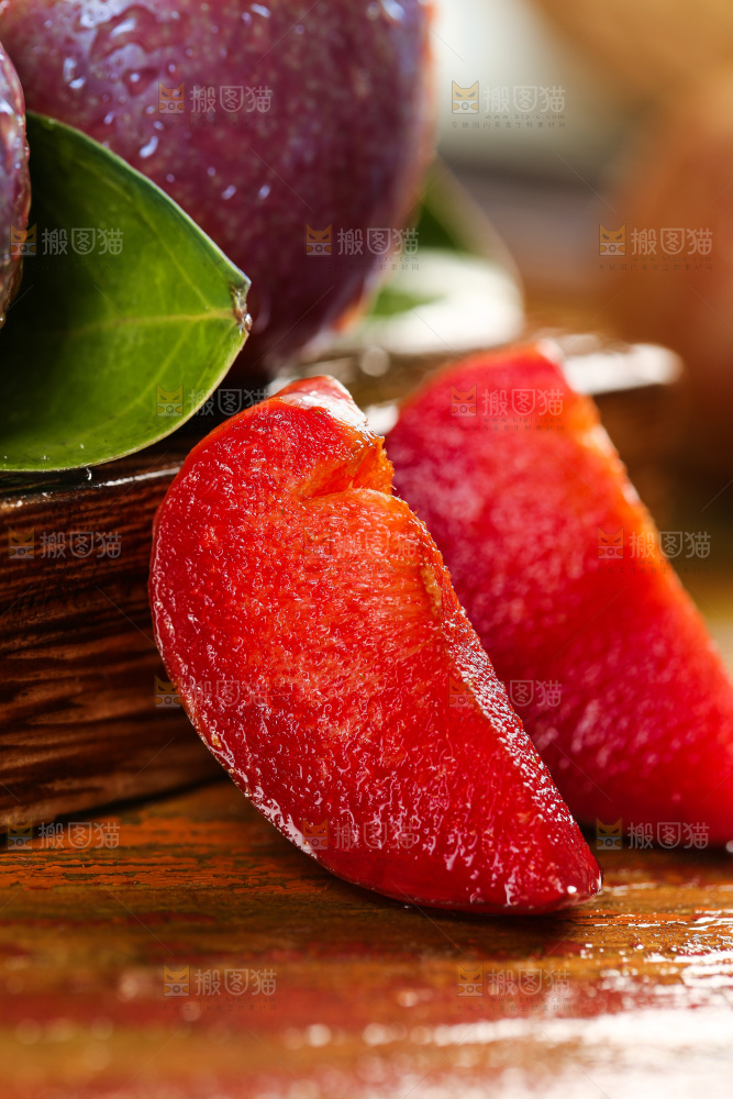 木底上的红肉三华李