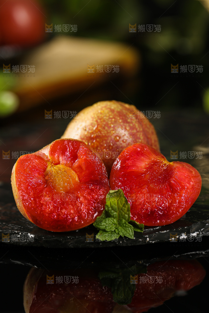 木底上的红肉三华李