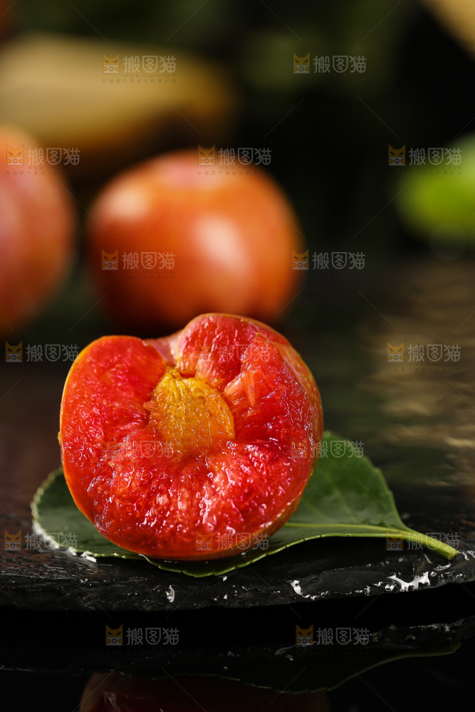 木底上的红肉三华李