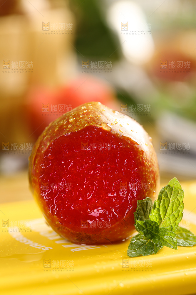 木底上的红肉三华李