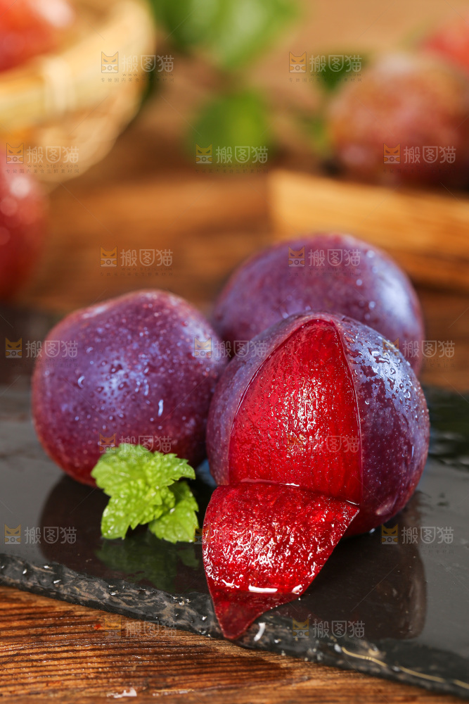 木底上的红肉三华李