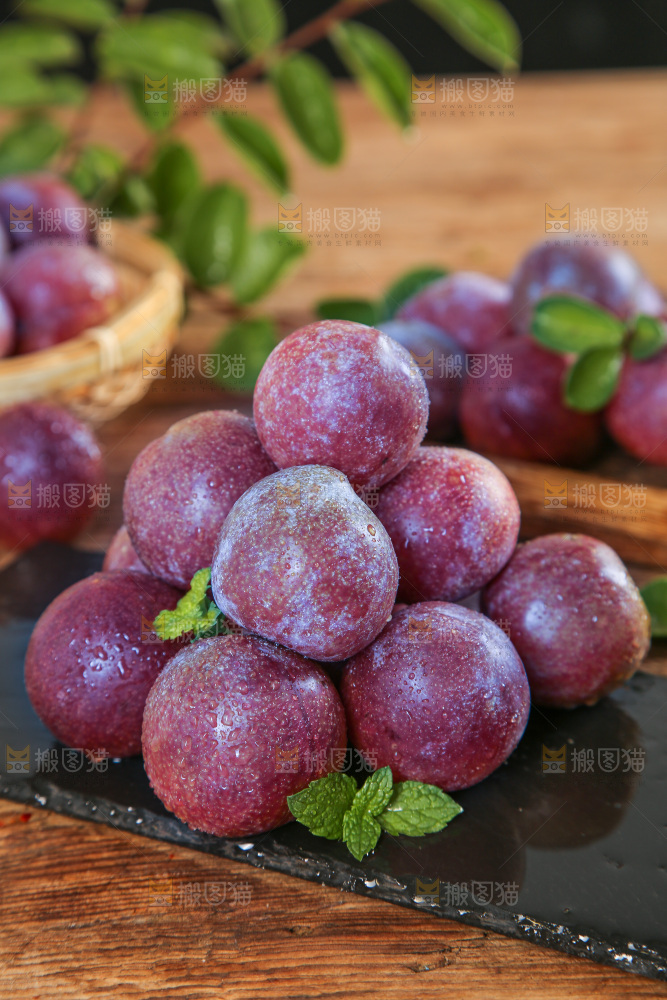 木底上的红肉三华李