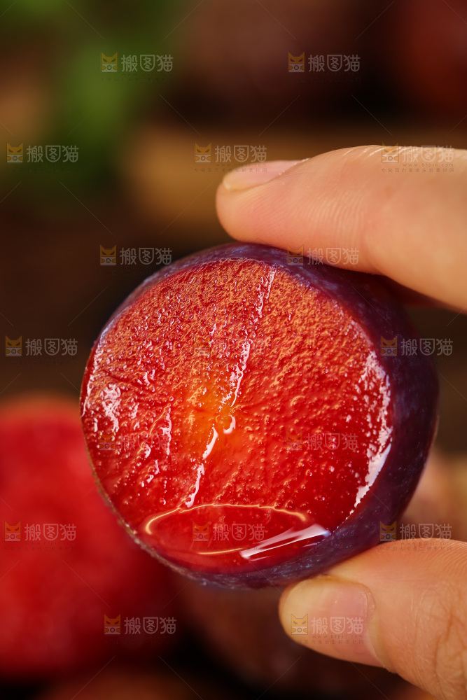 木底上的红肉三华李
