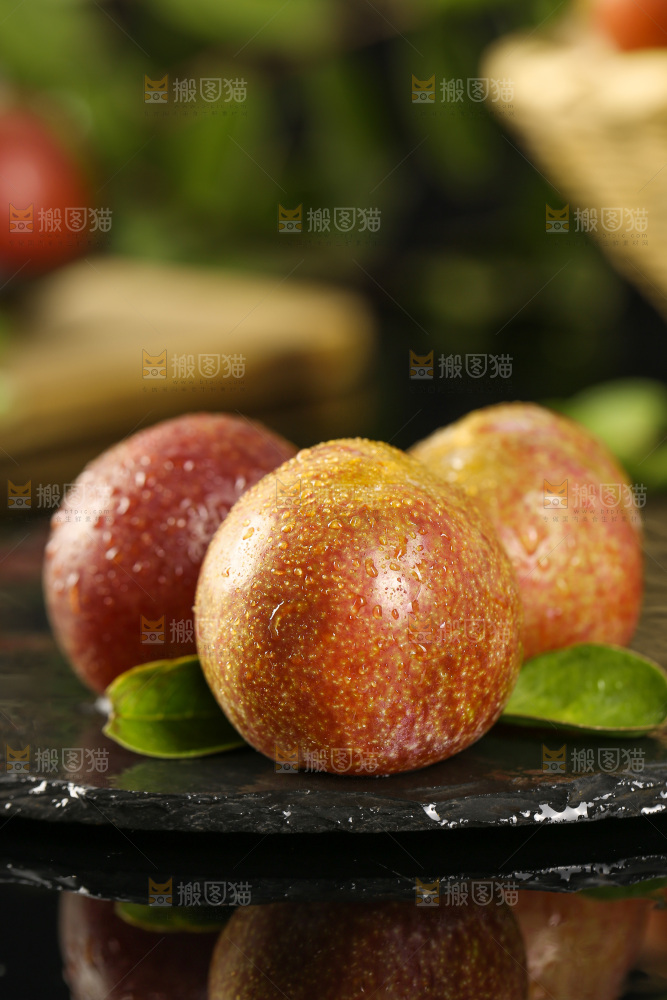 木底上的红肉三华李