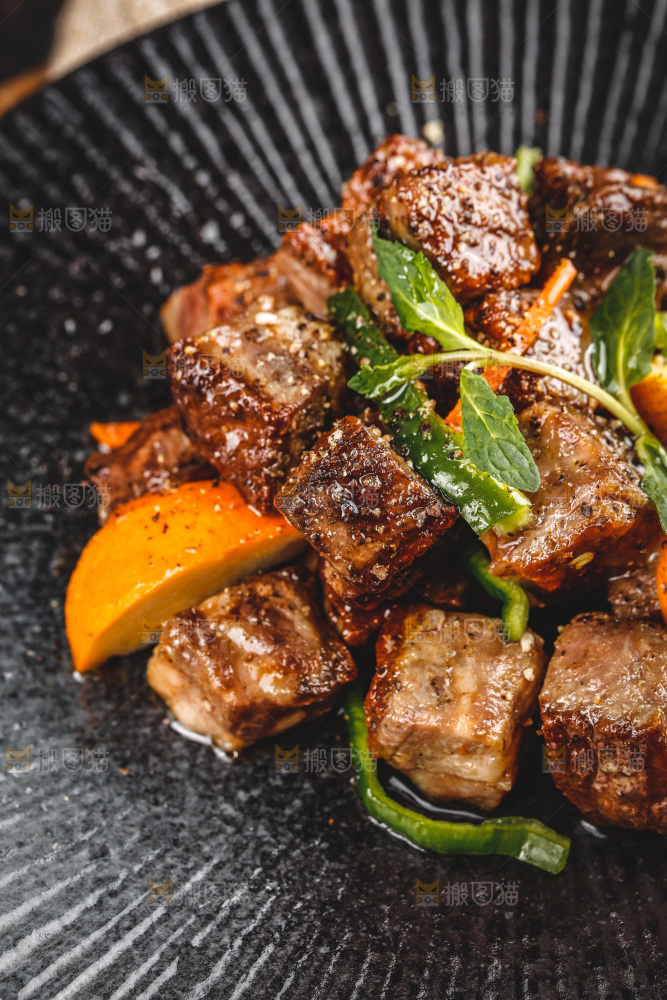 盘子里的黑椒牛肉粒