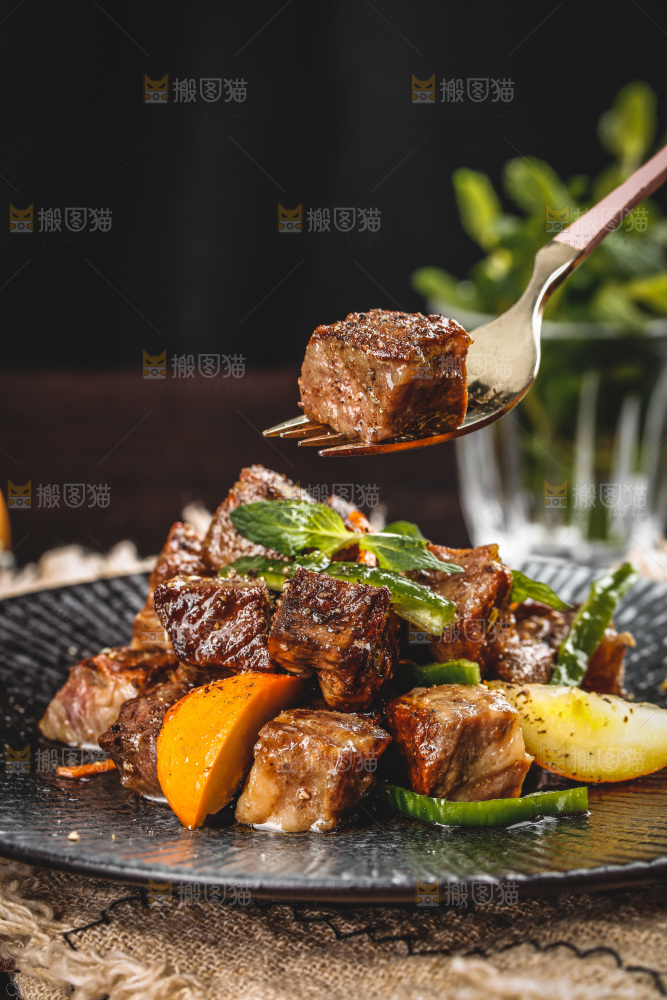 盘子里的黑椒牛肉粒