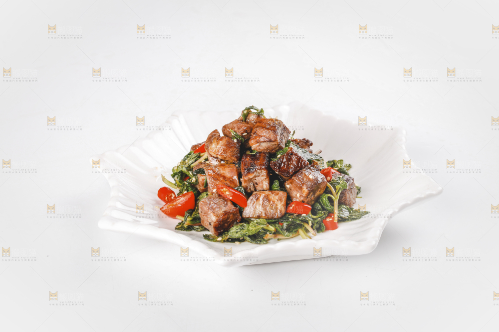 盘子里的薄荷牛肉