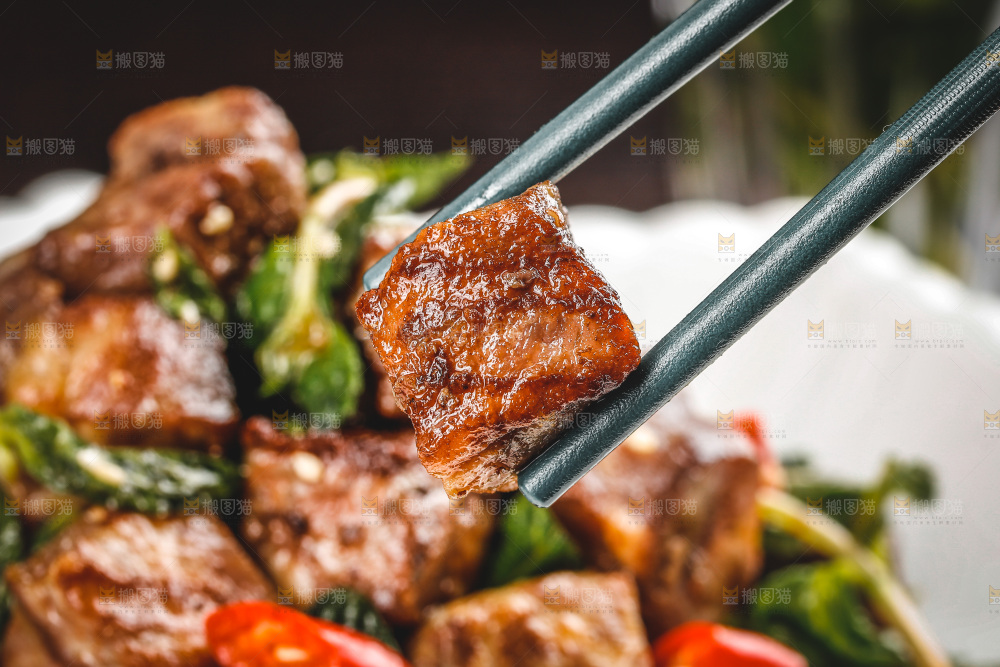 盘子里的薄荷牛肉