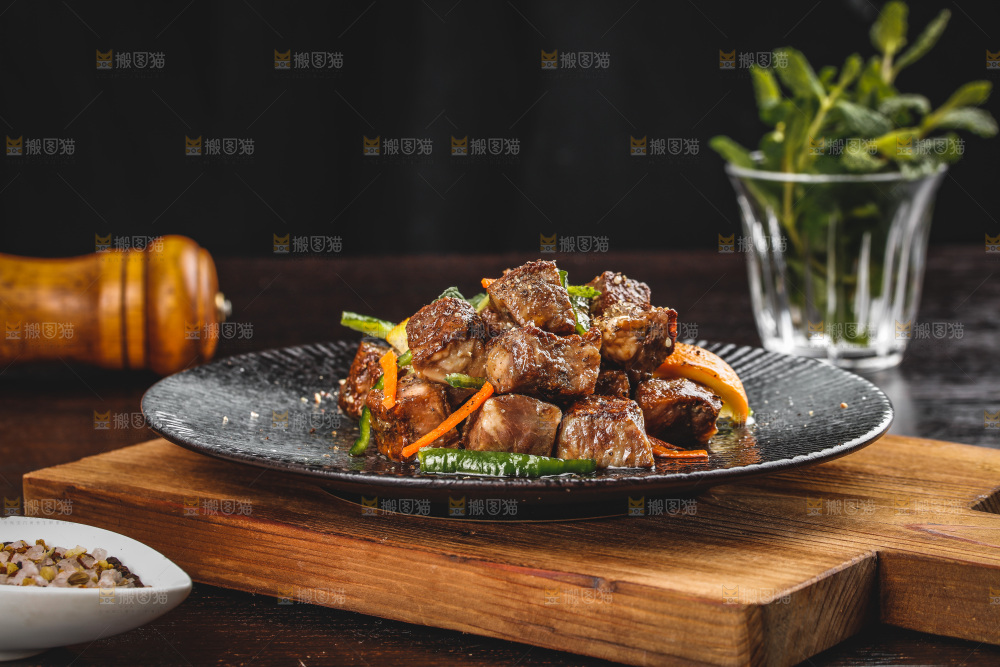 盘子里的黑椒牛肉粒