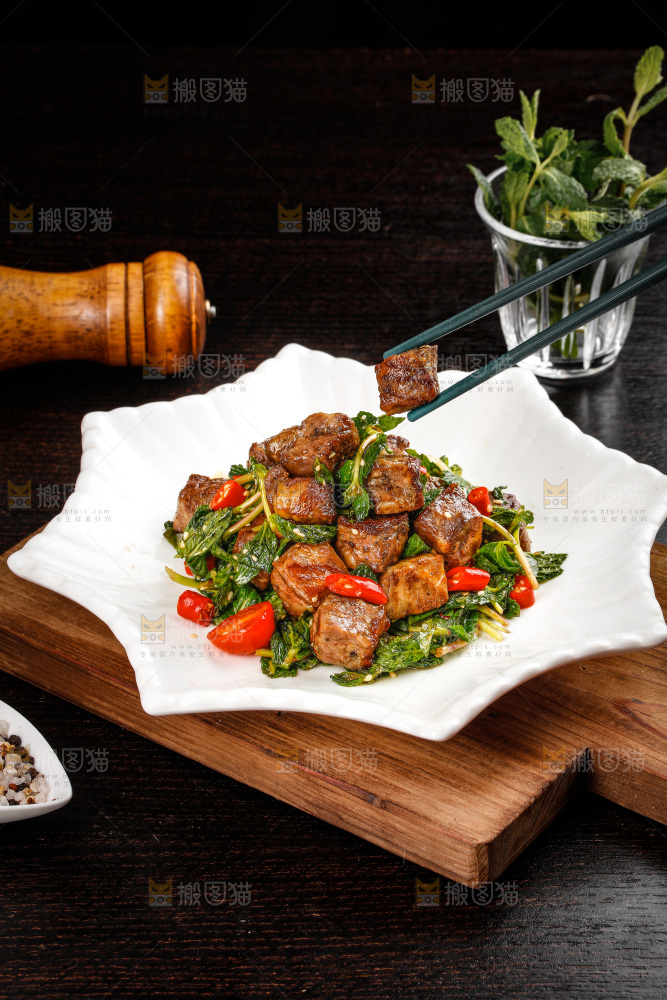 盘子里的薄荷牛肉