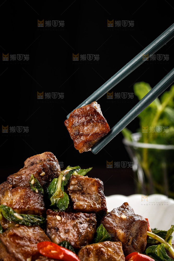 盘子里的薄荷牛肉