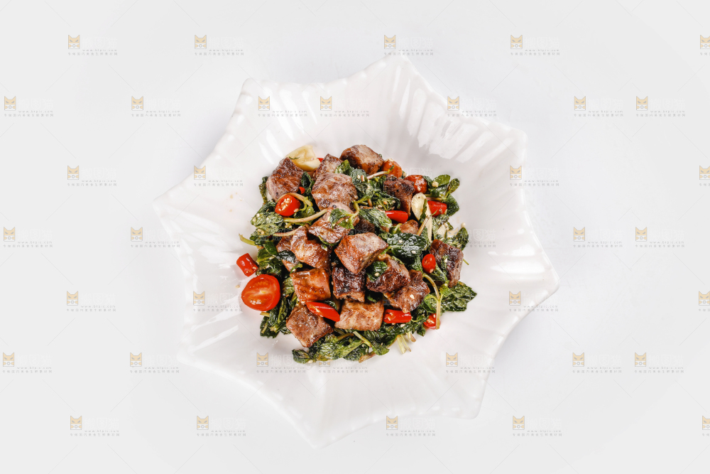 盘子里的薄荷牛肉