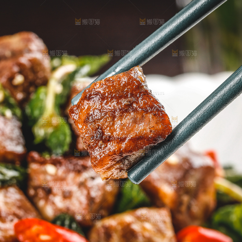盘子里的薄荷牛肉