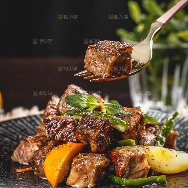 盘子里的黑椒牛肉粒