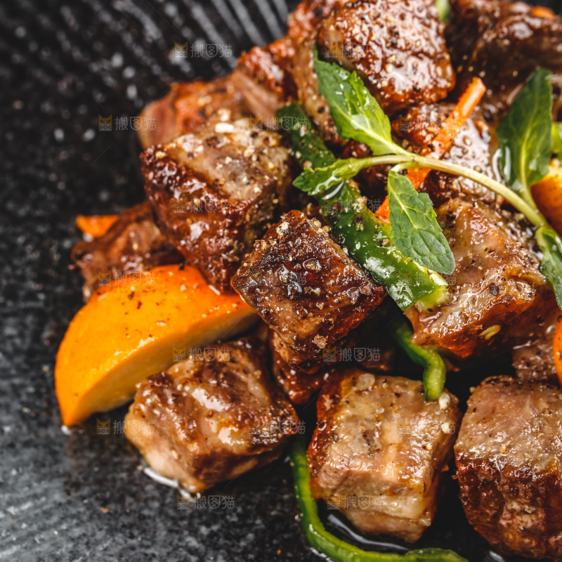 盘子里的黑椒牛肉粒
