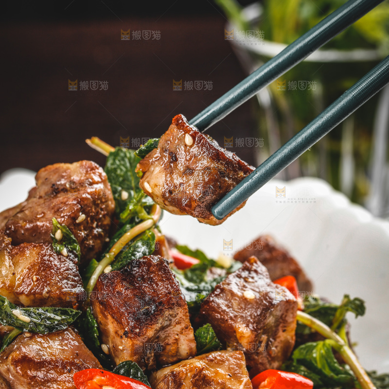 盘子里的薄荷牛肉