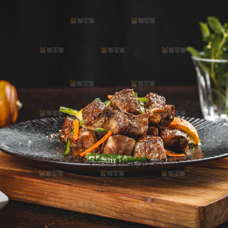 盘子里的黑椒牛肉粒