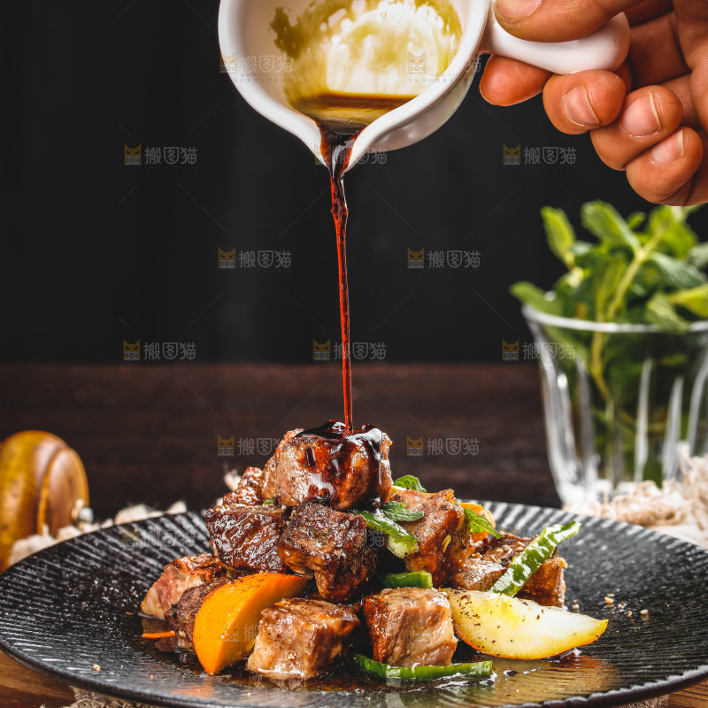 盘子里的黑椒牛肉粒