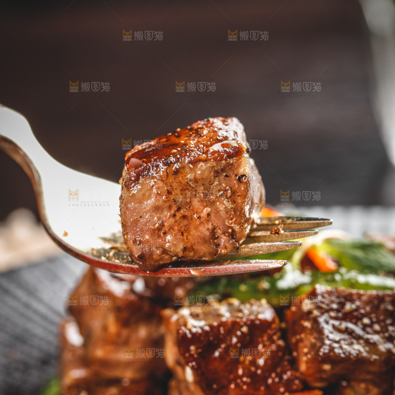 盘子里的黑椒牛肉粒