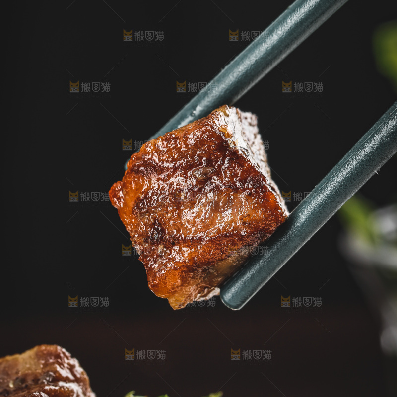 盘子里的薄荷牛肉