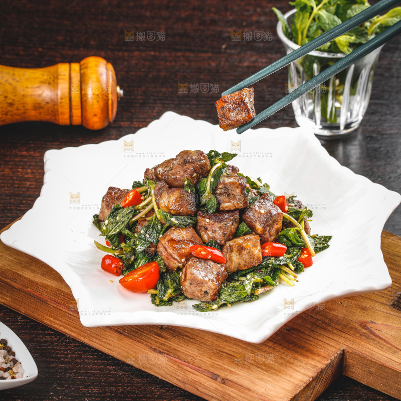 盘子里的薄荷牛肉
