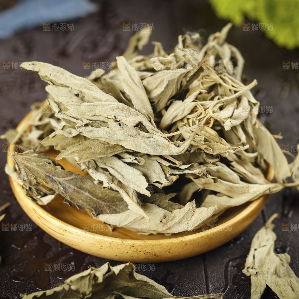 深底上的干艾叶