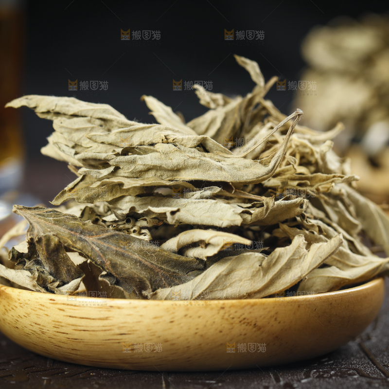 深底上的干艾叶