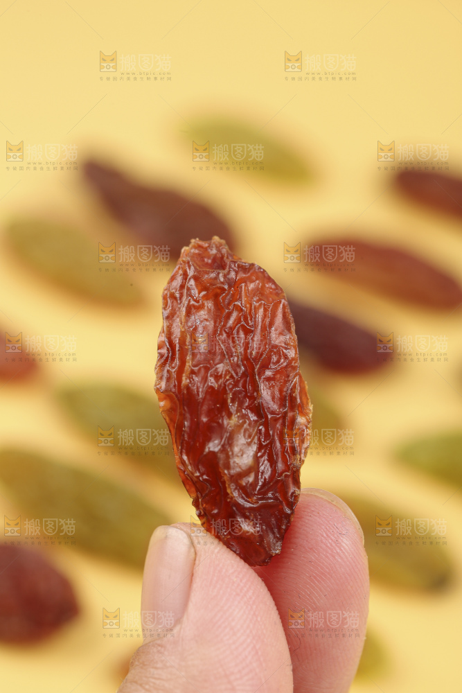 浅底上的双色葡萄干