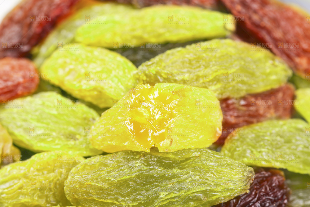 浅底上的双色葡萄干