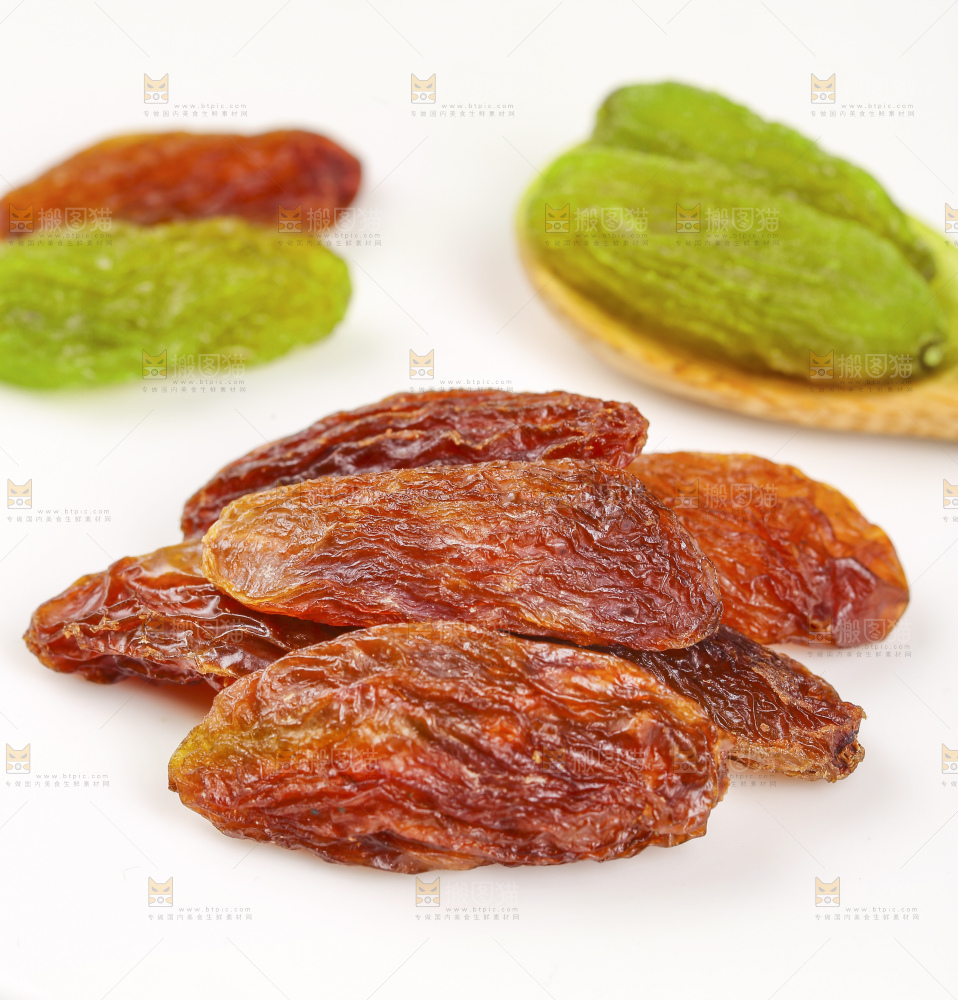 白底上的双色葡萄干