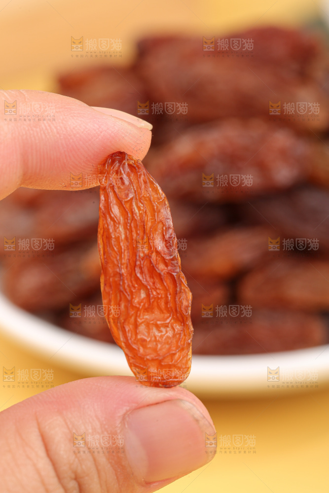 浅底上的双色葡萄干