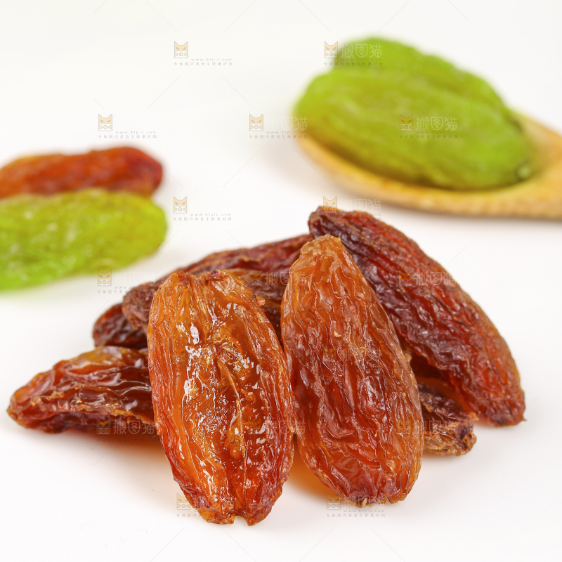 白底上的双色葡萄干