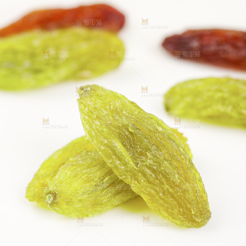白底上的双色葡萄干