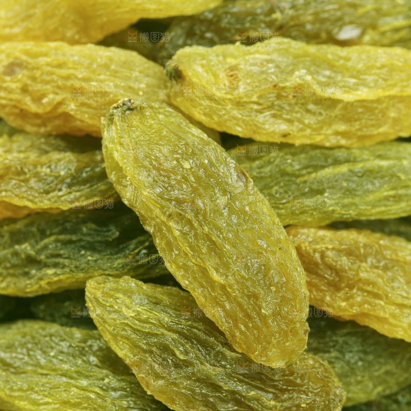 浅底上的双色葡萄干