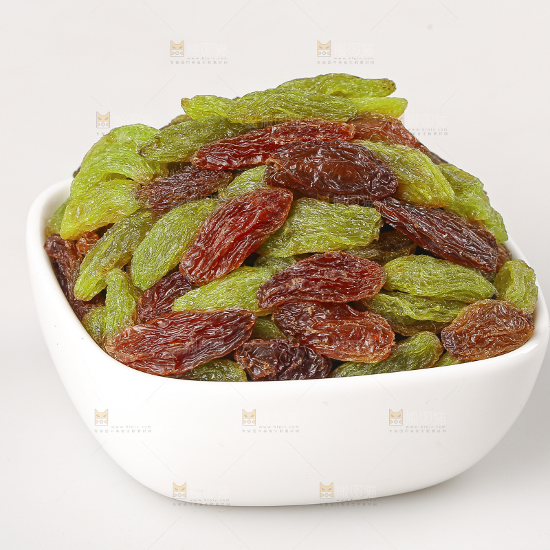 白底上的双色葡萄干