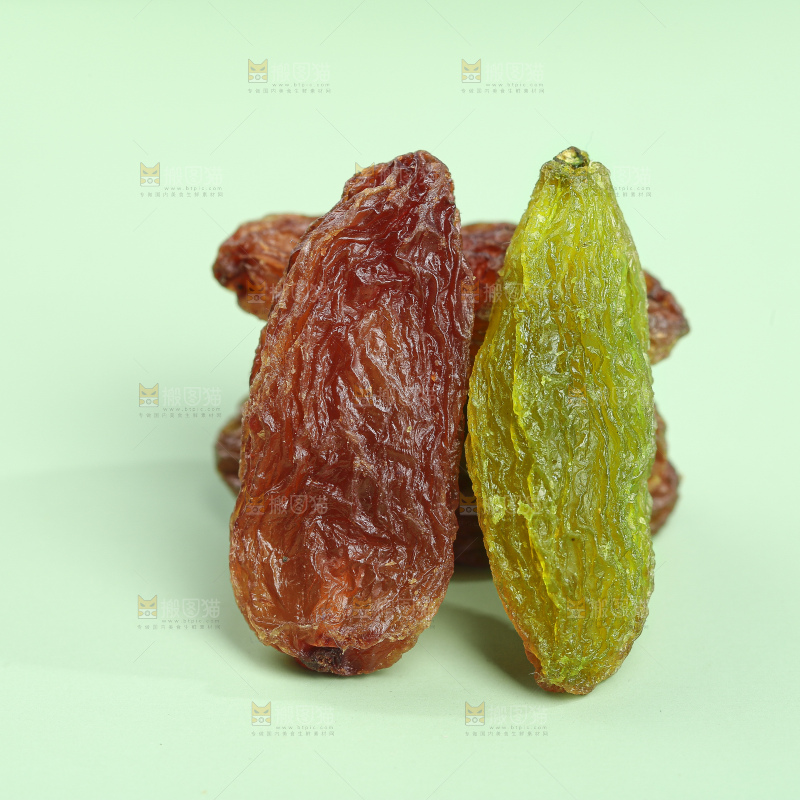 浅底上的双色葡萄干