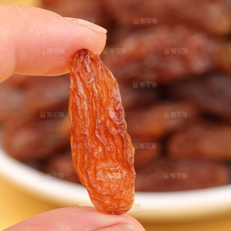 浅底上的双色葡萄干